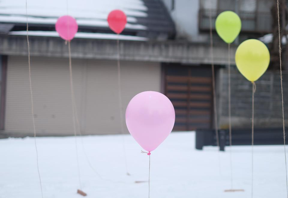 雪地里的气球派对（Balloons Party）无版权可商用图片素材 免费下载！-优享侠