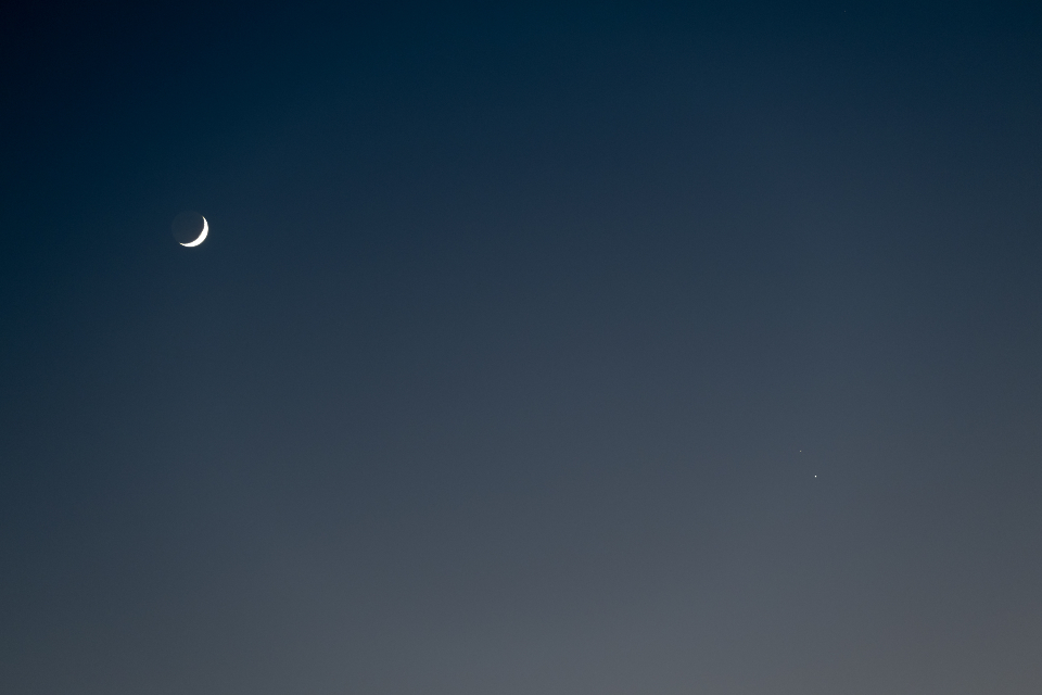 深邃的夜空中的新月和星星 无版权可商用图片素材 免费下载！-优享侠