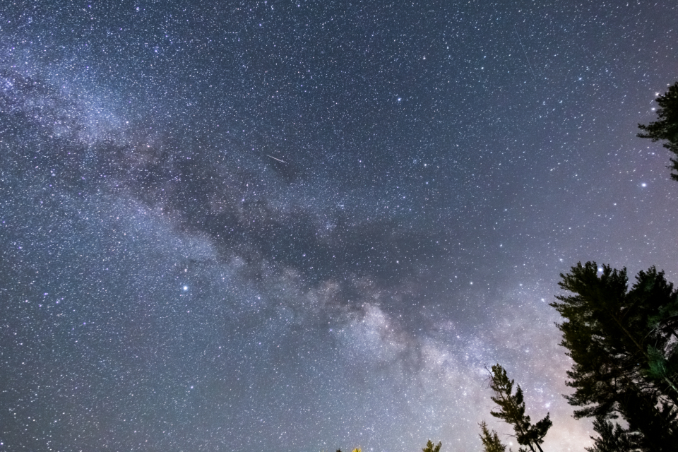 户外夜幕下浩瀚无垠的星空 无版权可商用图片素材 免费下载！-优享侠