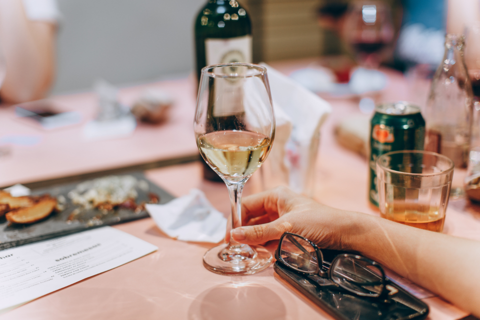 餐桌上的酒杯与眼镜 无版权可商用图片素材 免费下载！-优享侠