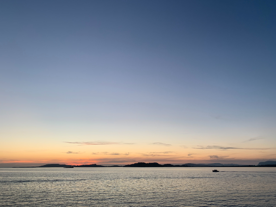 海天一色 日落时分的海景 无版权可商用图片素材 免费下载！-优享侠