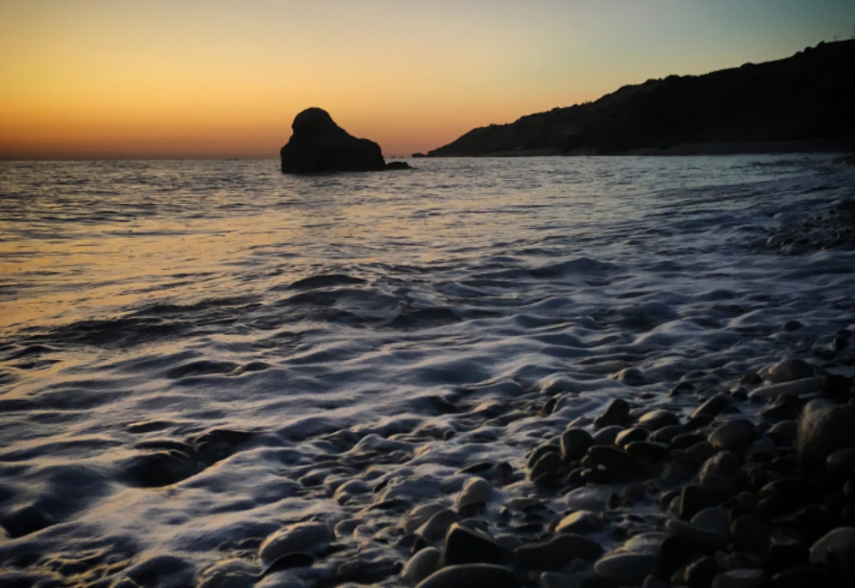 夕阳西下时刻的海滩美景 无版权可商用图片素材 免费下载！-优享侠
