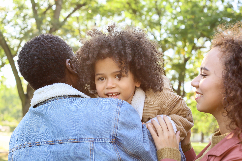 公园里温馨的亲子时光 无版权可商用图片素材 免费下载！-优享侠