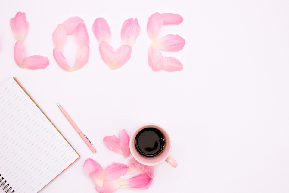 粉色花瓣拼成的LOVE - 温馨办公桌布置 无版权可商用图片素材 免费下载！-优享侠