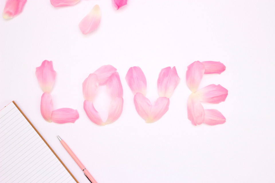 浪漫花瓣拼字“LOVE”点缀的办公桌一角 无版权可商用图片素材 免费下载！-优享侠