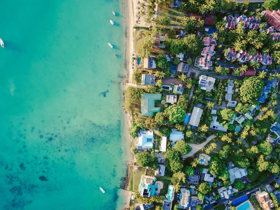 碧海蓝天下的热带度假胜地俯瞰图 无版权可商用图片素材 免费下载！-优享侠