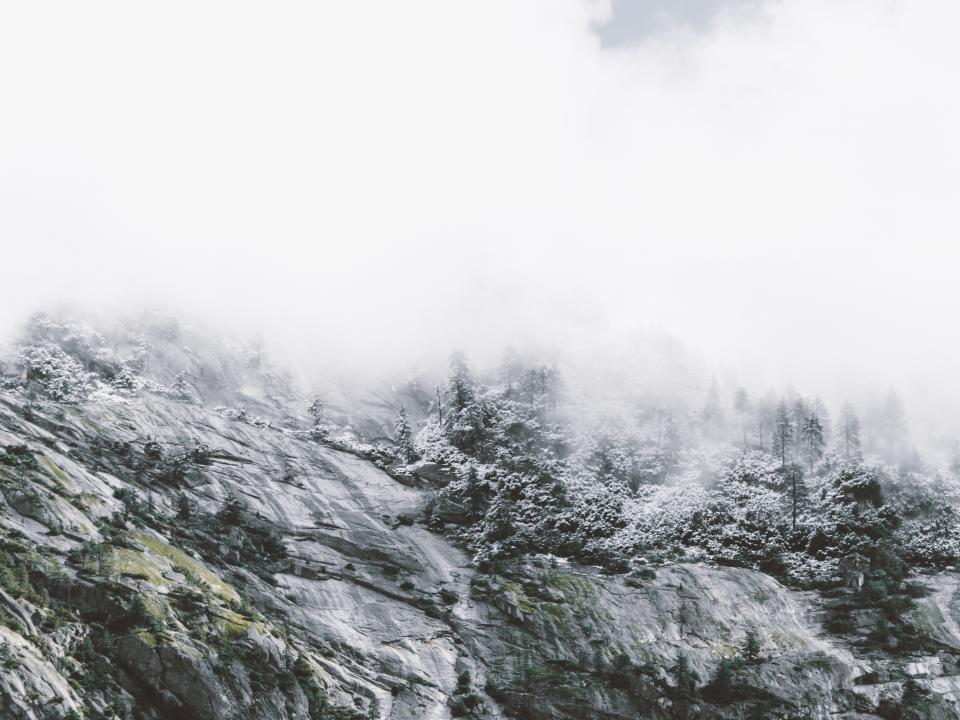 雾气缭绕的山间雪景壁纸 无版权可商用图片素材 免费下载！-优享侠