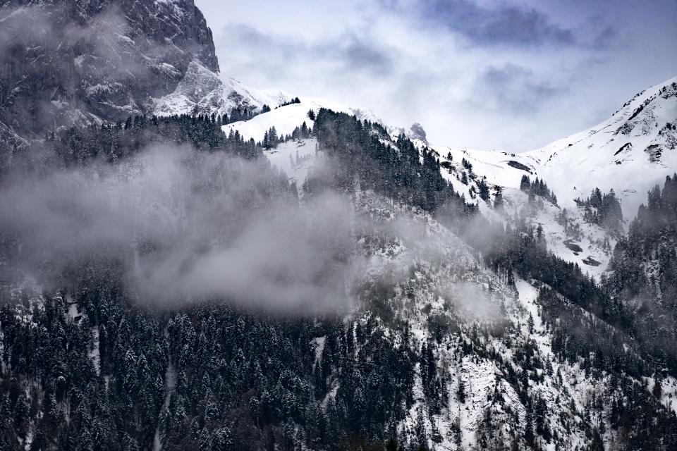 雪山之巅，云雾缭绕 无版权可商用图片素材 免费下载！-优享侠