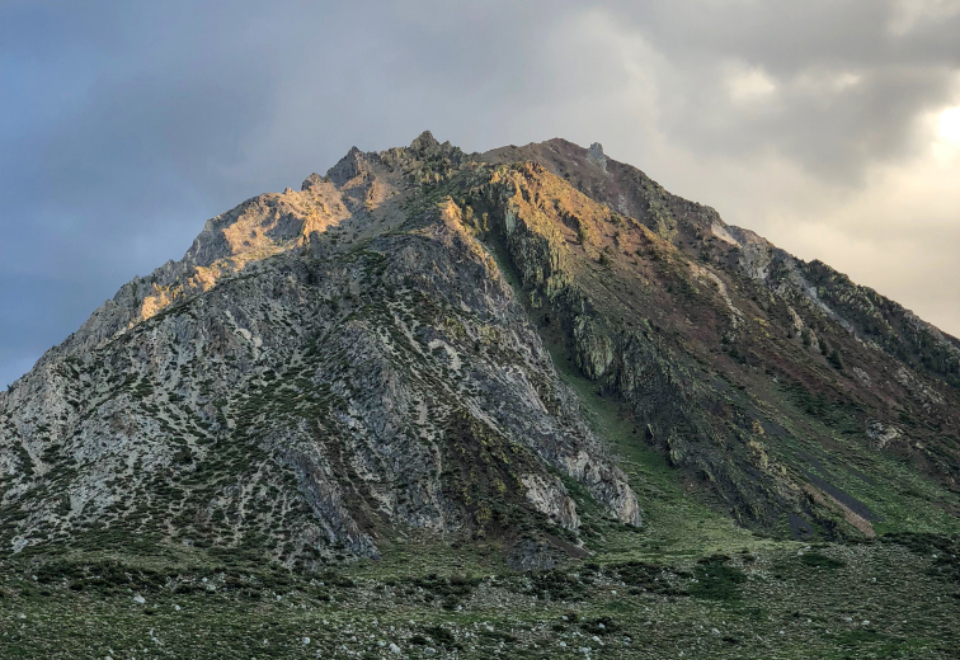 黎明破晓：山峰沐浴在晨光下的壮丽景象 无版权可商用图片素材 免费下载！-优享侠