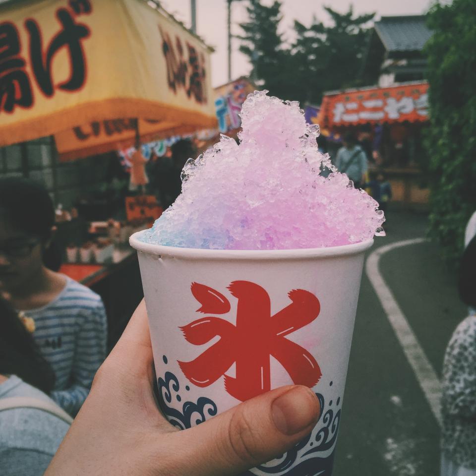 夏日清凉：日本街头的彩色刨冰杯 无版权可商用图片素材 免费下载！-优享侠