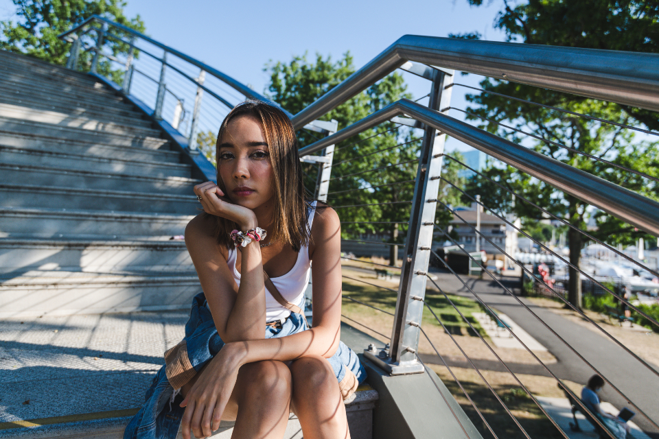 阳光下的静谧时刻：都市女性肖像 无版权可商用图片素材 免费下载！-优享侠