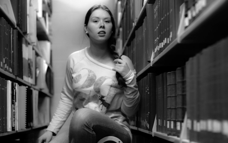 黑白艺术 图书馆里的女孩 无版权可商用图片素材 免费下载！-优享侠