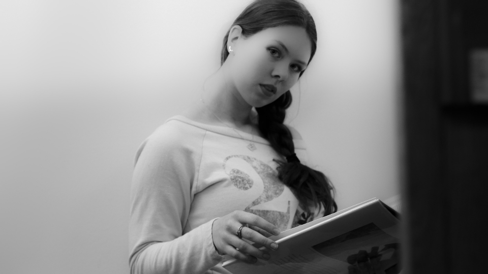 书香岁月：一位阅读中的女子 无版权可商用图片素材 免费下载！-优享侠