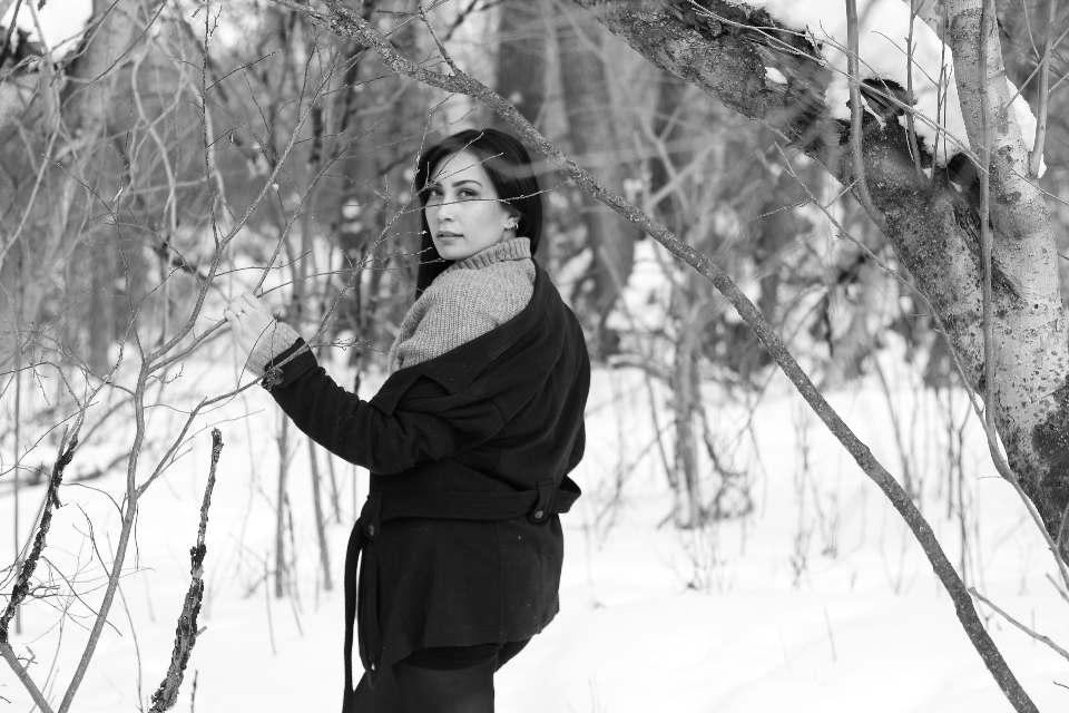 雪中秘境：女子背影中的静谧树林 无版权可商用图片素材 免费下载！-优享侠