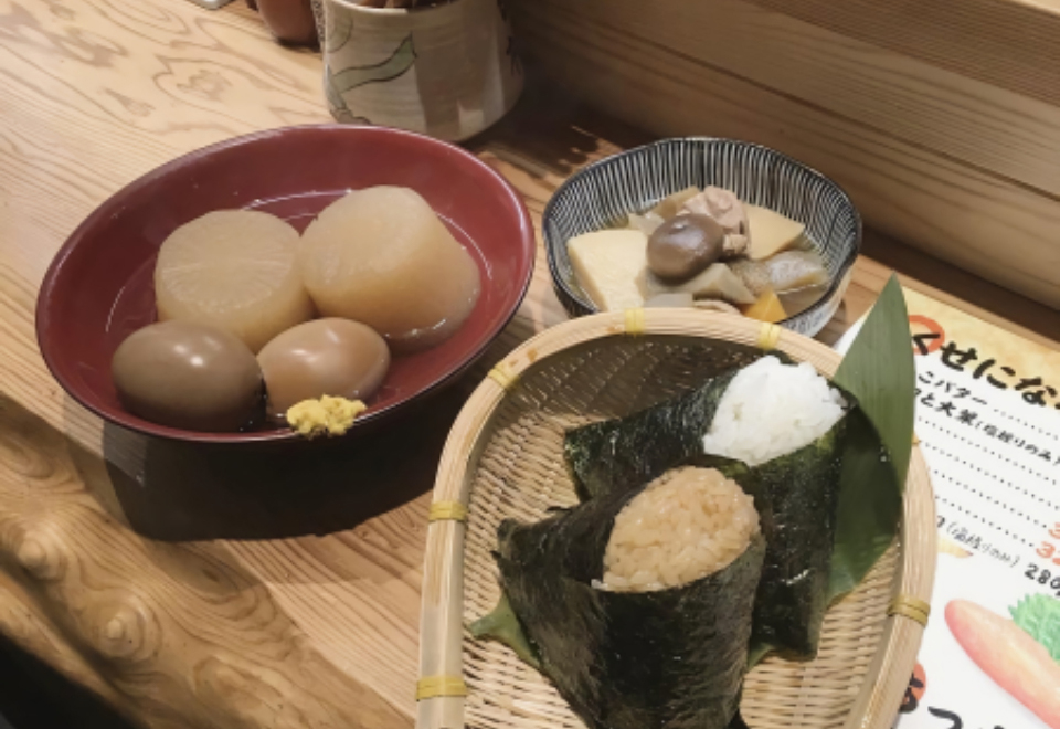 日式料理的温馨时光：传统餐点的呈现 无版权可商用图片素材 免费下载！-优享侠
