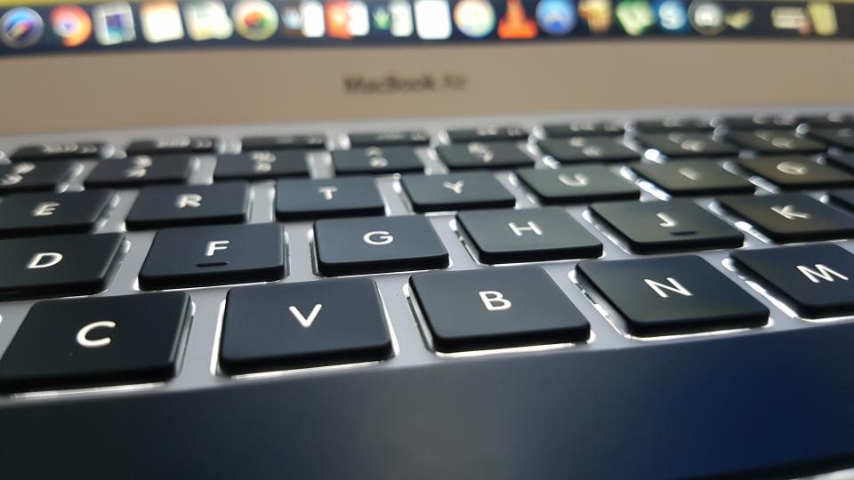 聚焦键盘：MacBook Air的精密工艺 无版权可商用图片素材 免费下载！-优享侠