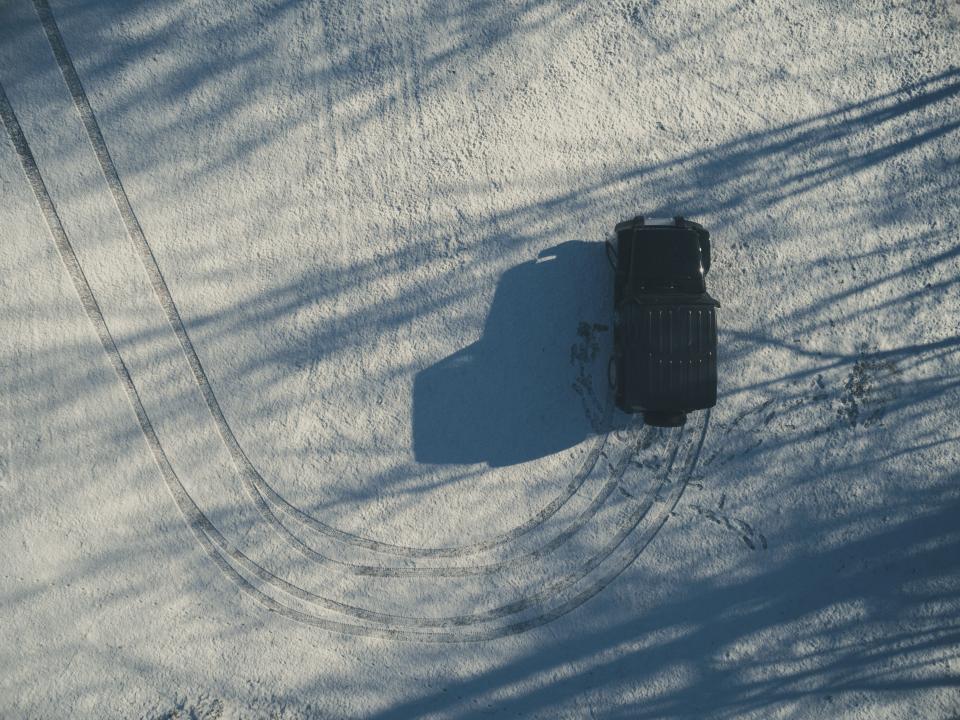 雪地里的独行者：无人机视角下的越野车穿越寒冬 无版权可商用图片素材 免费下载！-优享侠