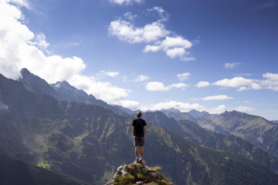 峰顶独行侠：征服群山的孤独旅程 无版权可商用图片素材 免费下载！-优享侠