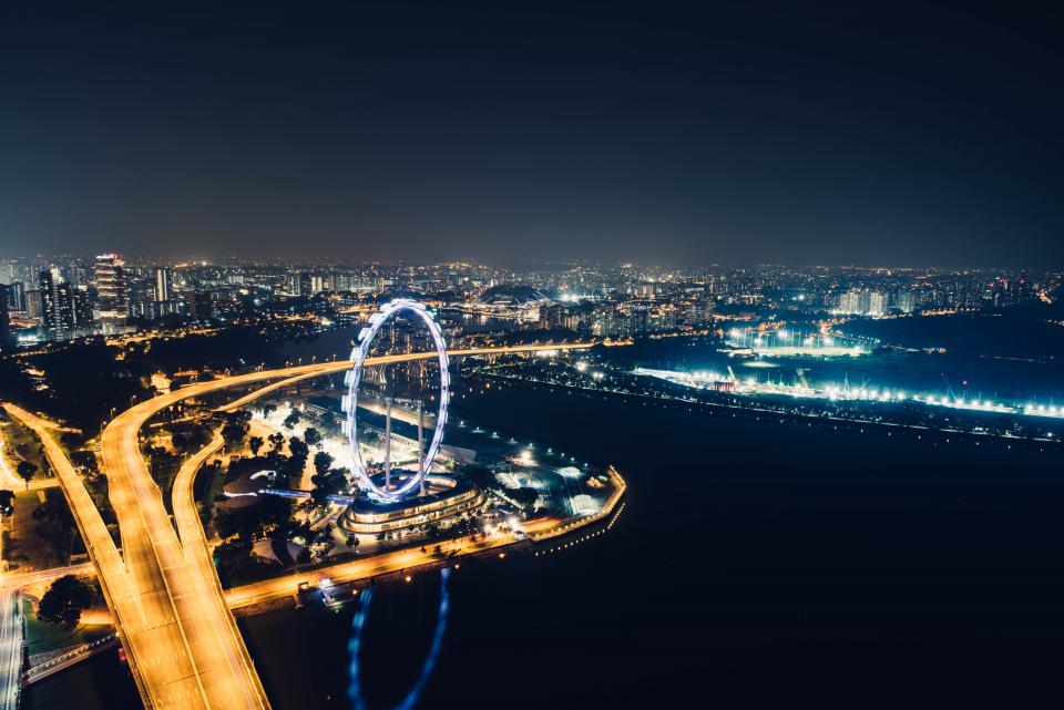 璀璨夜景下的新加坡摩天轮风光 无版权可商用图片素材 免费下载！-优享侠