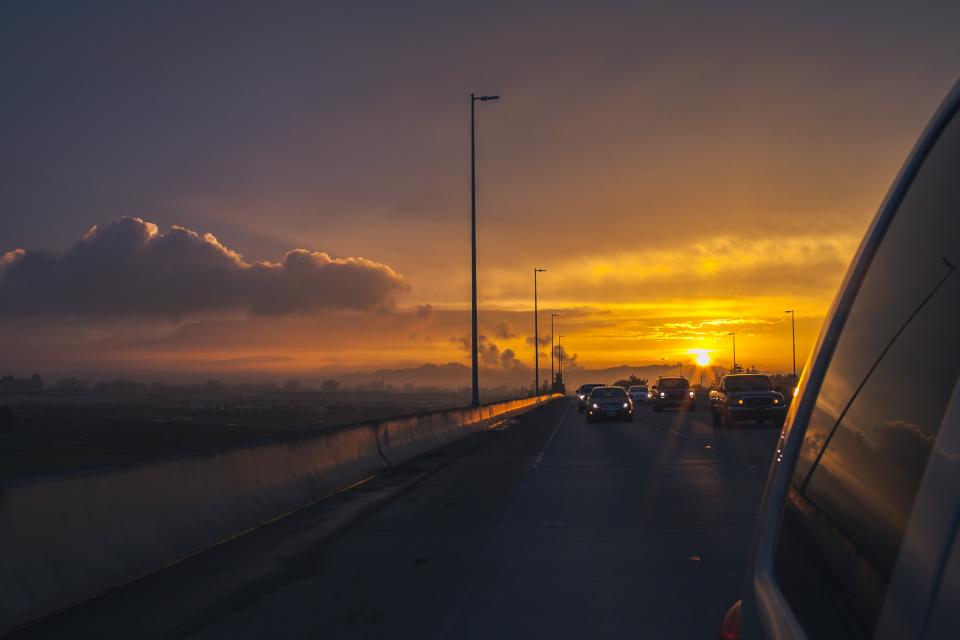 夕阳下高速公路上行驶的车辆剪影 无版权可商用图片素材 免费下载！-优享侠