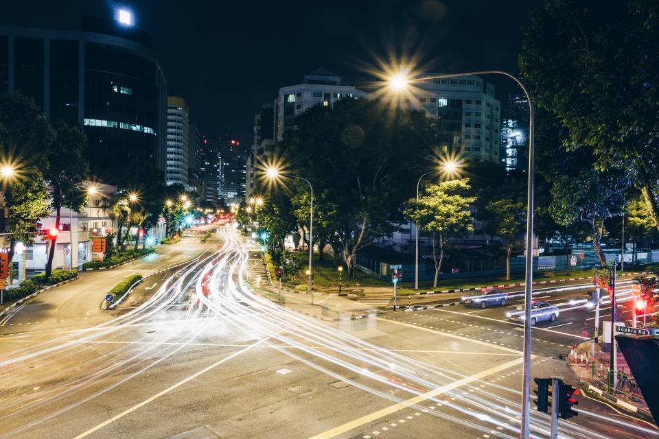 夜幕下的繁华街角：新加坡城市交通光影秀 无版权可商用图片素材 免费下载！-优享侠