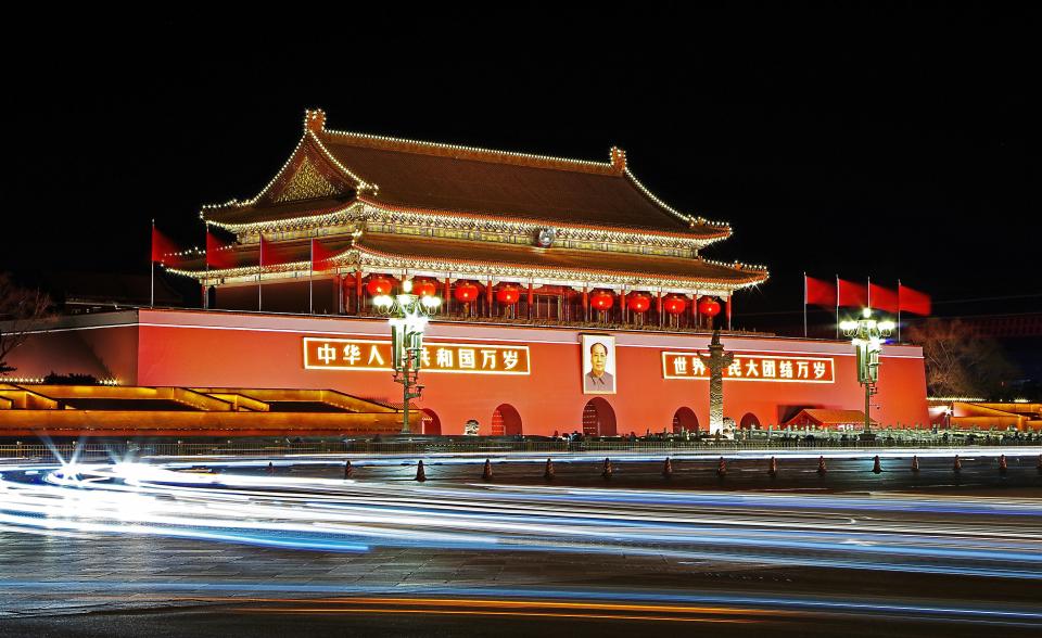夜幕下的天安门：灯笼映红历史印记 无版权可商用图片素材 免费下载！-优享侠
