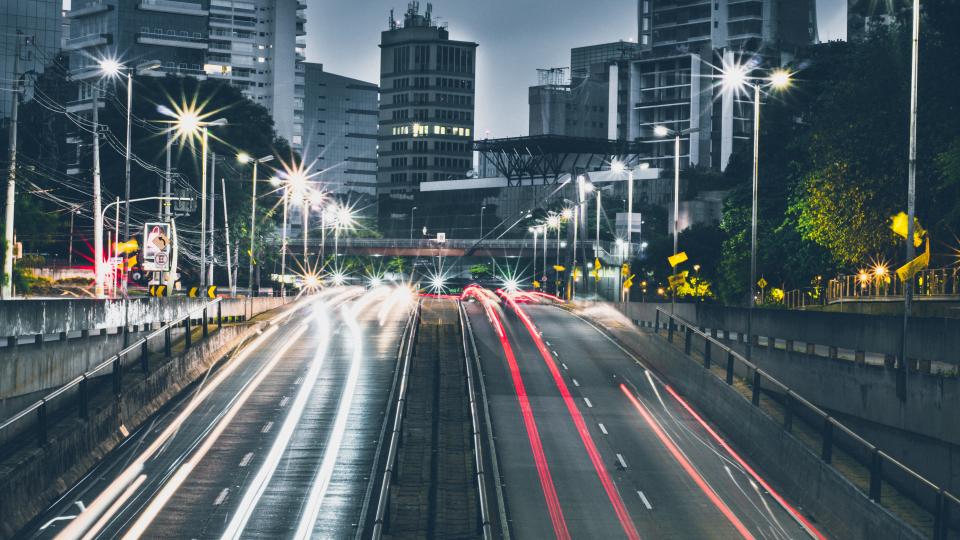 城市夜景中的高速公路上的光轨 无版权可商用图片素材 免费下载！-优享侠