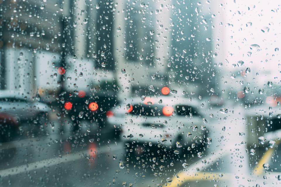 雨天的城市街景透过湿漉漉的玻璃窗 无版权可商用图片素材 免费下载！-优享侠