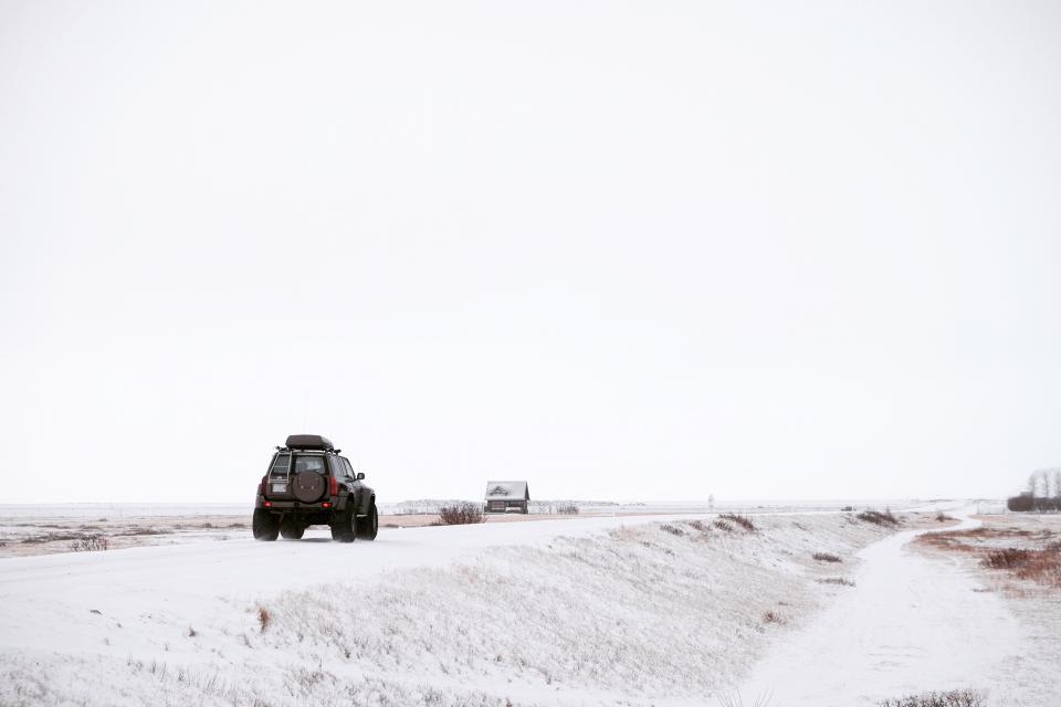 越野车行驶在雪原上的冬季公路风光 无版权可商用图片素材 免费下载！-优享侠