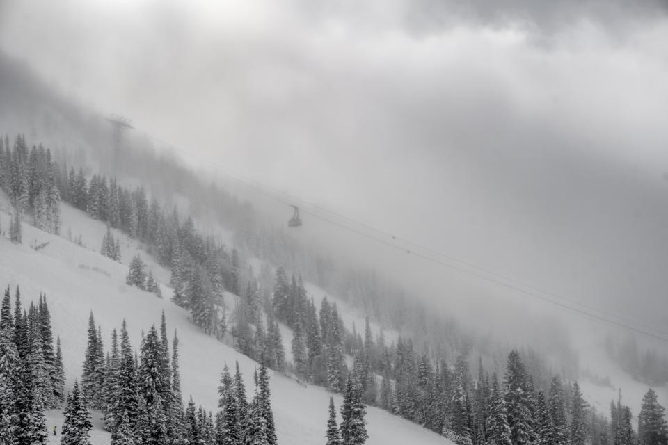 雾气缭绕的雪山缆车风景摄影 无版权可商用图片素材 免费下载！-优享侠