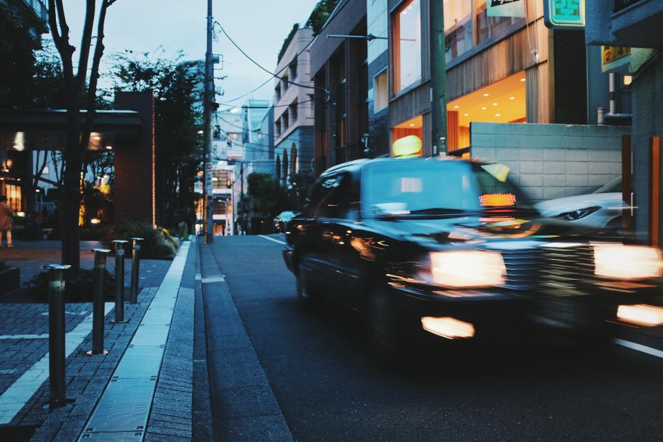 夜晚都市出租车疾驰而过 无版权可商用图片素材 免费下载！-优享侠