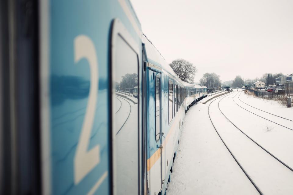雪中列车的静谧之旅 无版权可商用图片素材 免费下载！-优享侠