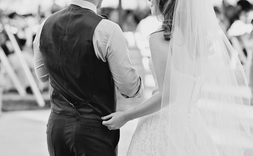 永恒的承诺：黑白镜头下的新婚夫妇 无版权可商用图片素材 免费下载！-优享侠