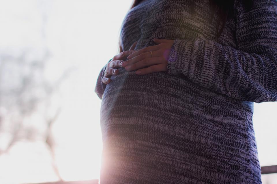 孕育新生：孕妇的温柔呵护 无版权可商用图片素材 免费下载！-优享侠