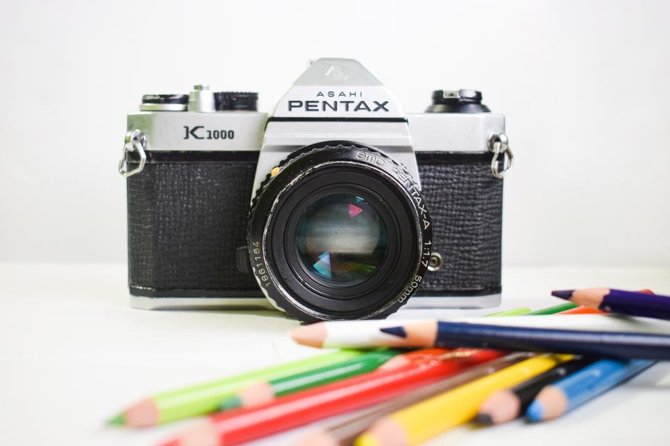 复古风潮：Pentax K1000胶片相机与多彩铅笔的完美邂逅 无版权可商用图片素材 免费下载！-优享侠