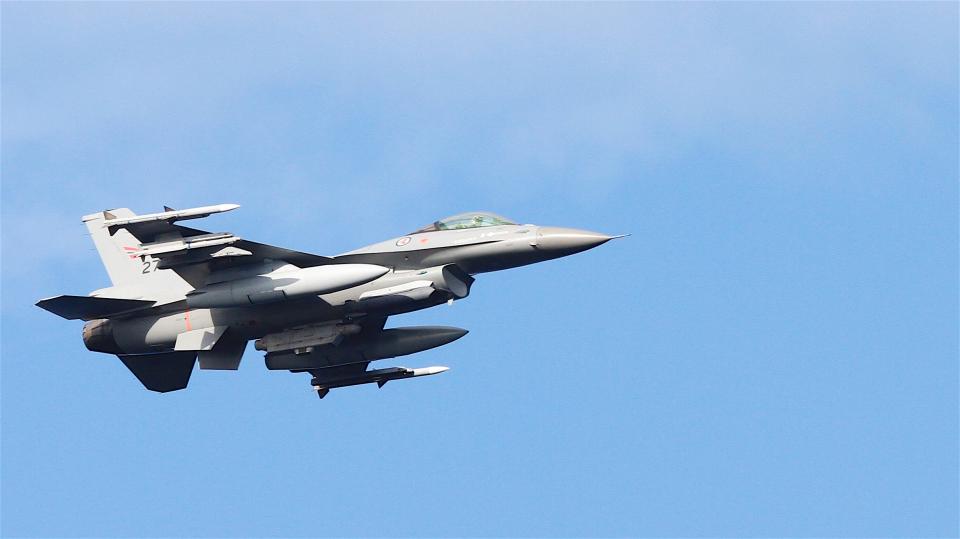 翱翔天际的雄鹰——F-16战斗机的英姿 无版权可商用图片素材 免费下载！-优享侠