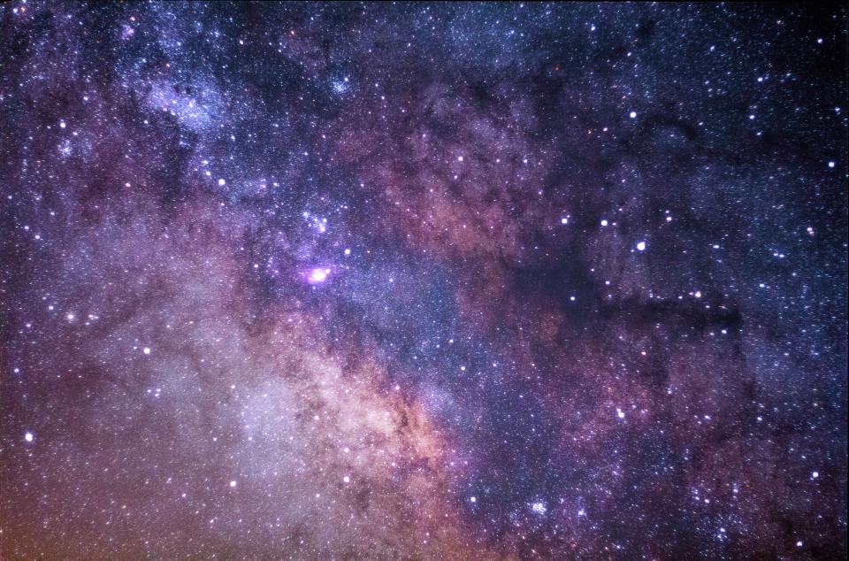 璀璨星空下的银河之旅 —— 探索宇宙奥秘的梦幻景象 无版权可商用图片素材 免费下载！-优享侠