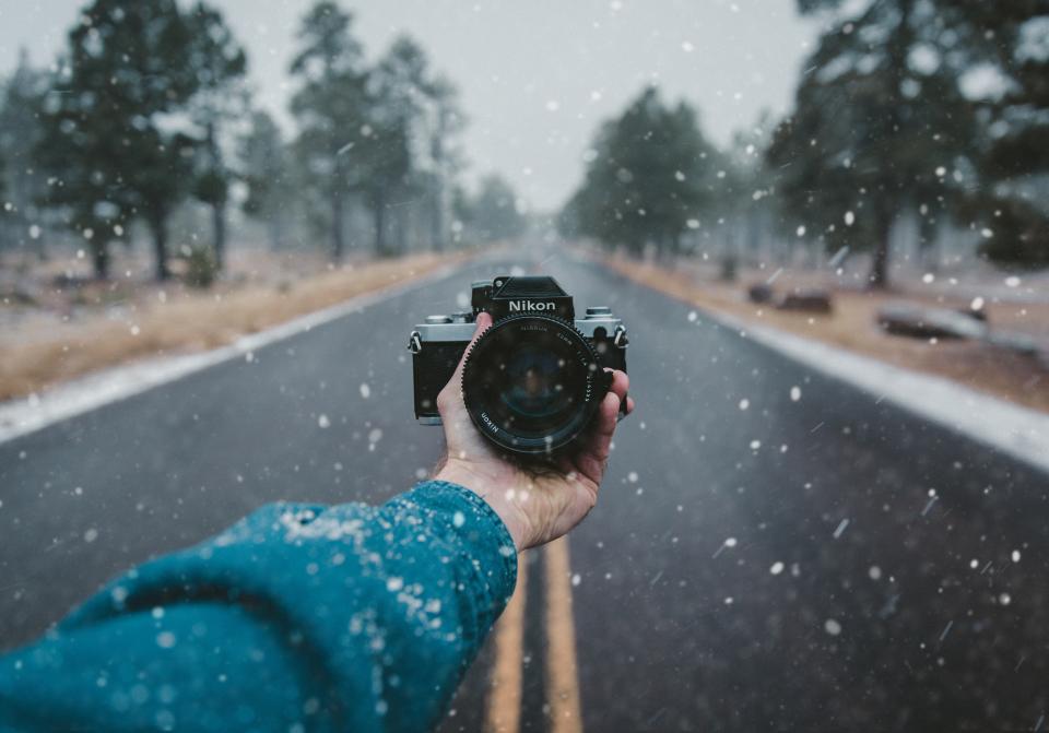 捕捉冬日奇迹：摄影师眼中的雪景之路 无版权可商用图片素材 免费下载！-优享侠