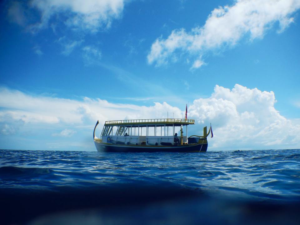 海上探险之旅——潜水船在蔚蓝大海中航行 无版权可商用图片素材 免费下载！-优享侠