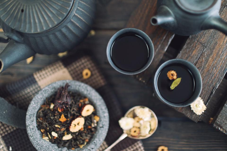 悠然自得的茶香时光：品味黑茶的独特魅力 无版权可商用图片素材 免费下载！-优享侠