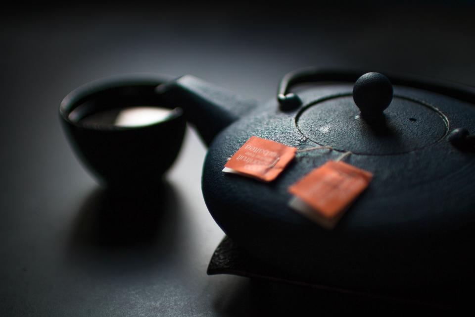 暗夜之韵：深邃茶壶与温暖茶盏的静谧对话 无版权可商用图片素材 免费下载！-优享侠