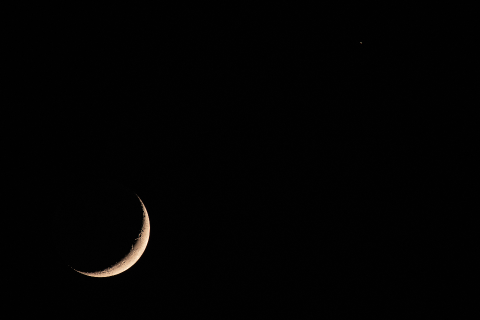 夜空中的新月与星辰：宁静与神秘的交汇 无版权可商用图片素材 免费下载！-优享侠