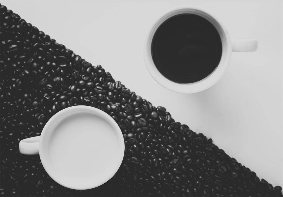 黑白世界的咖啡豆与咖啡杯 无版权可商用图片素材 免费下载！-优享侠