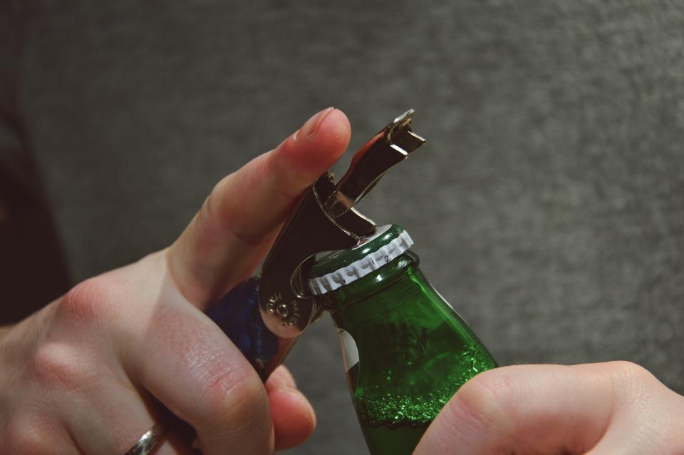 手握开瓶器开启啤酒瓶的瞬间 无版权可商用图片素材 免费下载！-优享侠