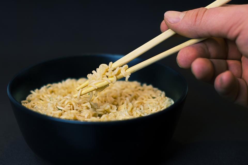 美味即享：一碗热腾腾的泡面 无版权可商用图片素材 免费下载！-优享侠