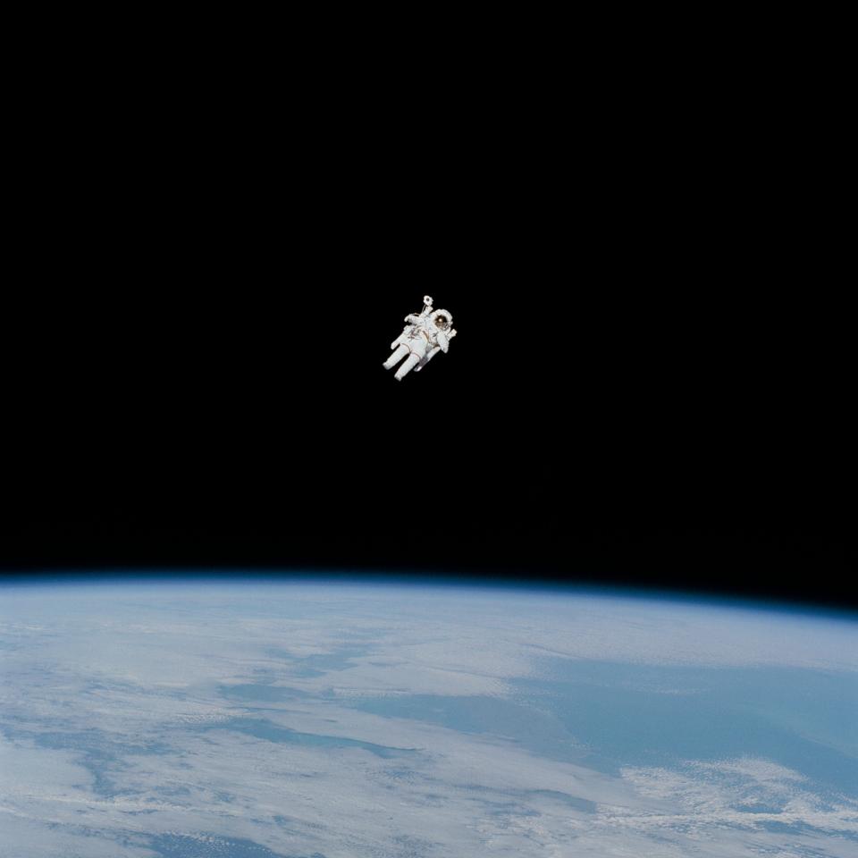 宇航员在太空中漂浮 无版权可商用图片素材 免费下载！-优享侠