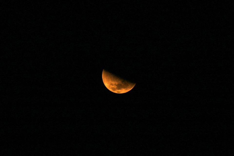 夜空中的一轮橙色弯月 无版权可商用图片素材 免费下载！-优享侠