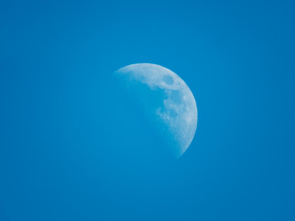 蔚蓝天空中的半月美景 无版权可商用图片素材 免费下载！-优享侠
