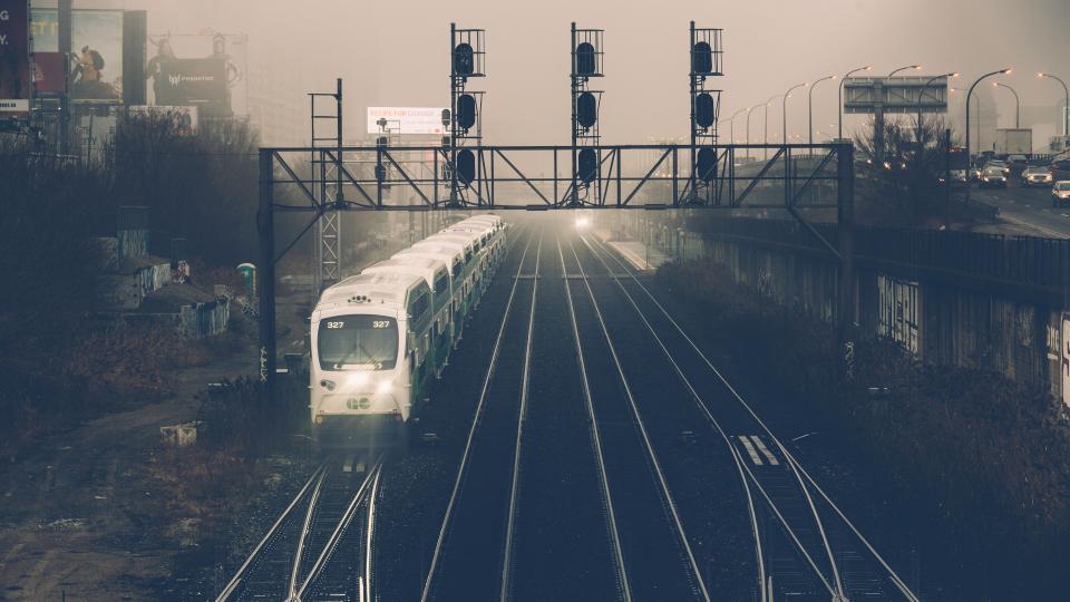 迷雾中的都市列车 无版权可商用图片素材 免费下载！-优享侠