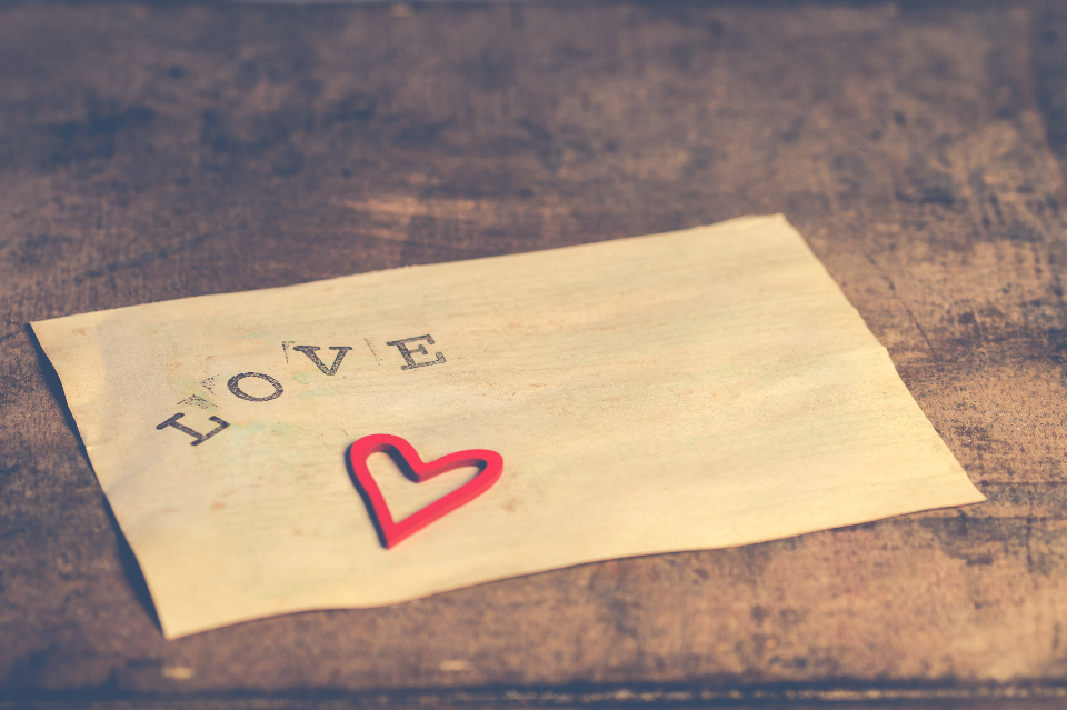 爱意满满的信笺：手绘心形与“LOVE”字样 无版权可商用图片素材 免费下载！-优享侠